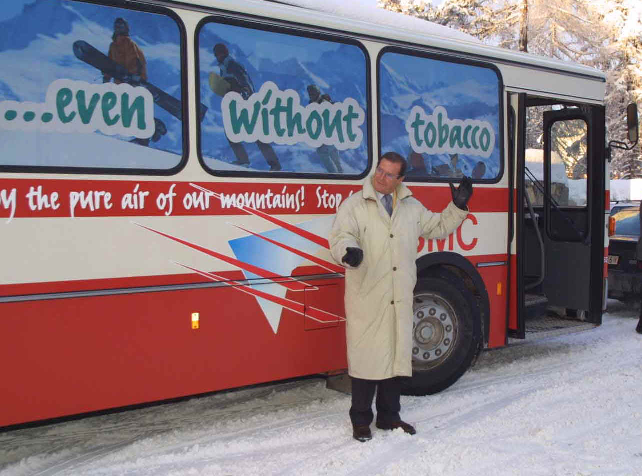 L'acteur Roger Moore - qui a lui-mme arrt de fumer - a apport son tmoignage durant l'inauguration du premier bus