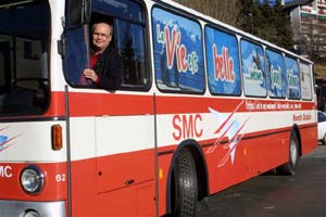 Le Dr Hubert Varonier, au volant du 2e bus SMC, auteur du slogan 