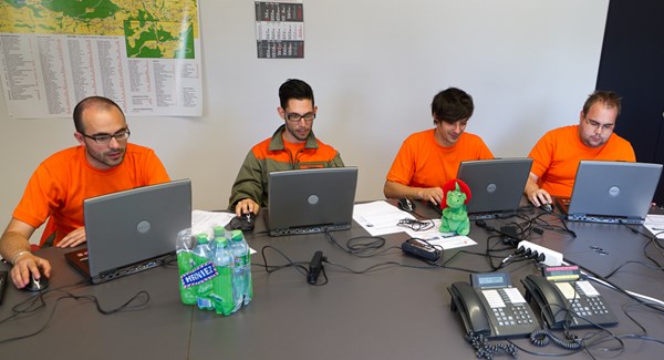 La PC met à jour l'EMIC - Des hommes de la PC mettent à jour les données pour l'EMIC